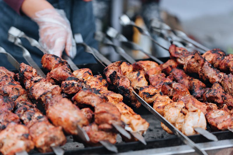 Charcoal-grilled lamb skewers